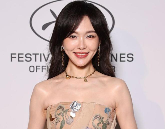 戛纳红毯生图：苹果肌下垂鱼尾纹能当眼线爱游戏app网站41岁唐嫣断崖式衰老！(图3)