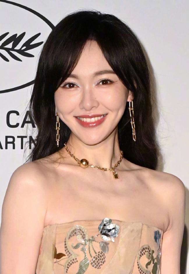 戛纳红毯生图：苹果肌下垂鱼尾纹能当眼线爱游戏app网站41岁唐嫣断崖式衰老！(图1)